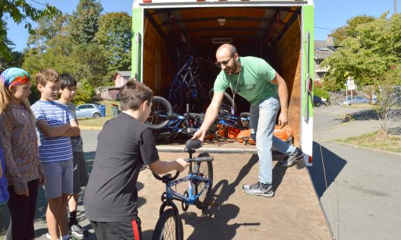 Cascade staff person loading bikes into trailer