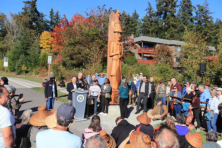 Welcome Pole photo courtesy of Bainbridge Island Parks and Trails Foundation